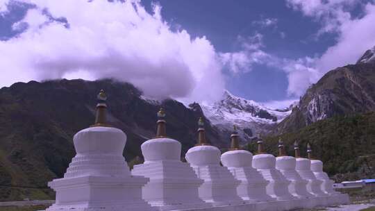 西藏白塔雪山白云