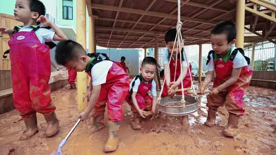 幼儿园老师和小孩欢乐玩耍