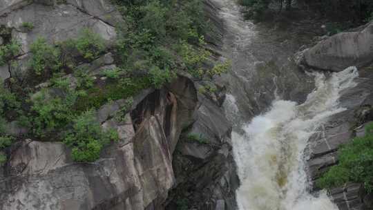 雨后泰山，飞瀑流泉