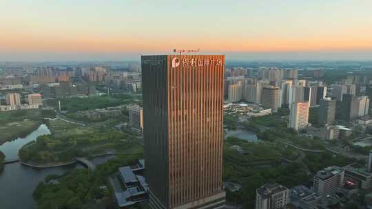 上海嘉定新城保利国际广场凯悦酒店黄昏视频素材模板下载
