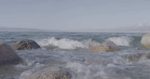 赛里木湖畔浪花