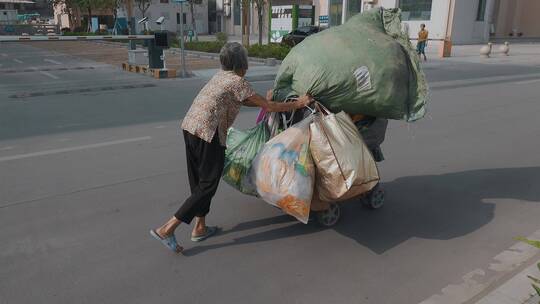 广东民生视频东莞拾荒老人