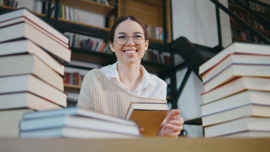 年轻女学生或女商人在图书馆阅读的肖像学生