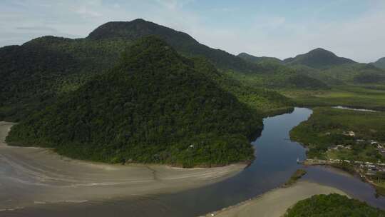 河流和格林山脉的无人机镜头