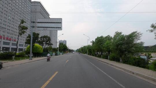 开车行驶在街道上沿途风景