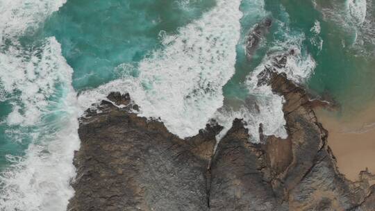 海浪击打着礁石