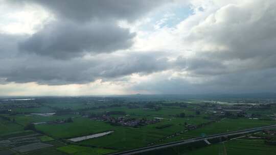 航拍乡村田野与公路景观