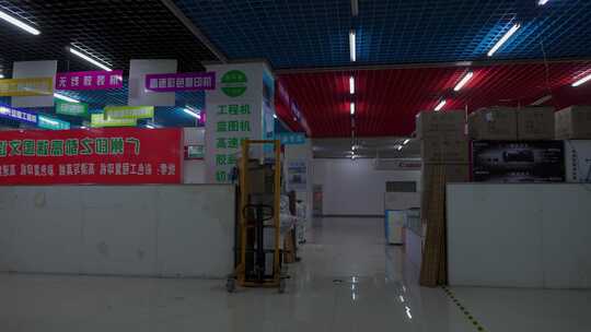 三好街数码商厦卖场档口撤柜空置