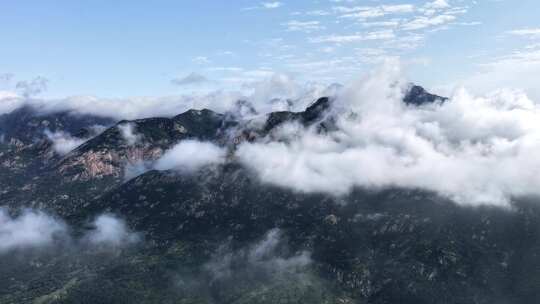 雨后泰山云雾缭绕