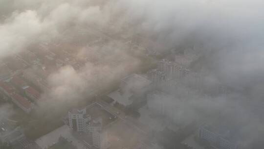 航拍山东荣成云雾之下的城市街区