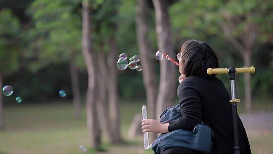 深圳莲花山公园广场上奔跑儿童吹泡泡的母子