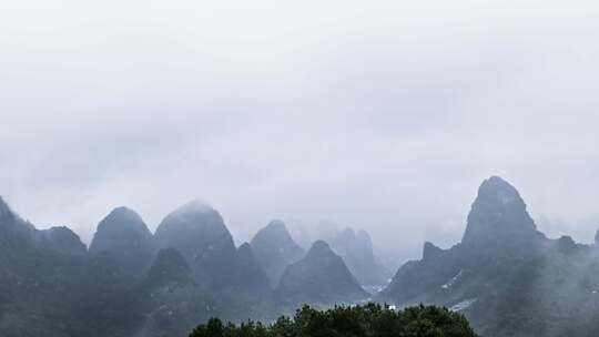 云雾缭绕的群山风景