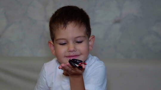 一个快乐的小男孩品尝着美味的生日蛋糕
