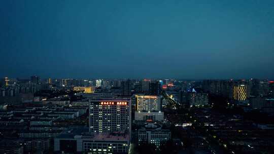 山东潍坊城市晚霞夜幕降临夜景灯光交通航拍