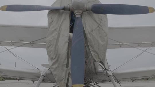 飞机螺旋桨特写正面角度从下到上摇镜头LOG