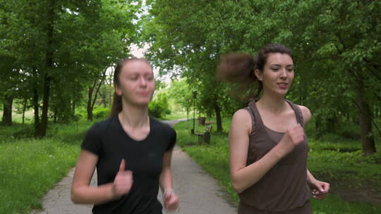 两个女人在森林中跑步