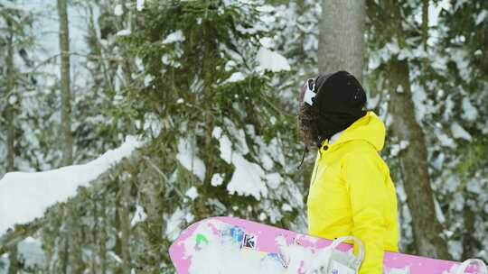 在冬季森林中行走的女人带着她的单板滑雪