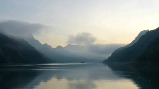 江面清晨水墨江河