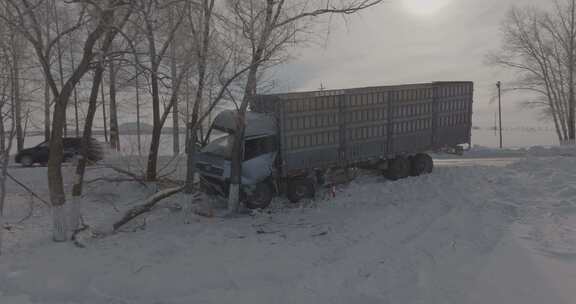 北方冬季冰雪道路车祸航拍