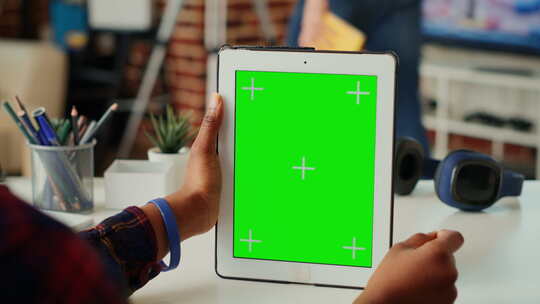 女人拿着绿屏平板电脑视频素材模板下载