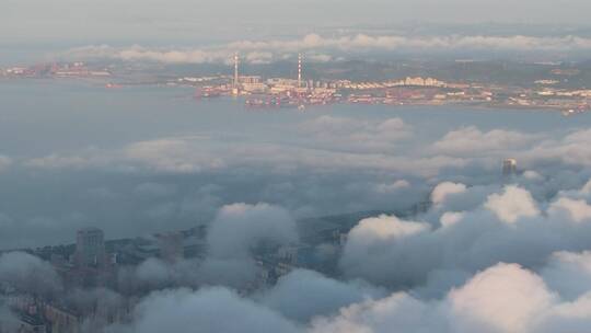 航拍威海经区城市街道上空的云海4K