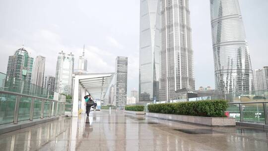 陆家嘴空中走廊雨天