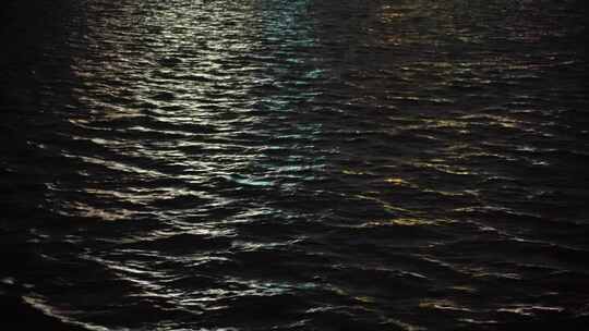 夜晚水面波光粼粼夜景海面月光湖面灯光水纹视频素材模板下载