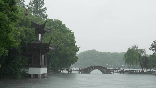 143 杭州 古建筑 下雨天 亭子 廊桥