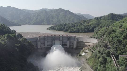 航拍湖南郴州欧阳海水库罐区大坝开闸泄洪