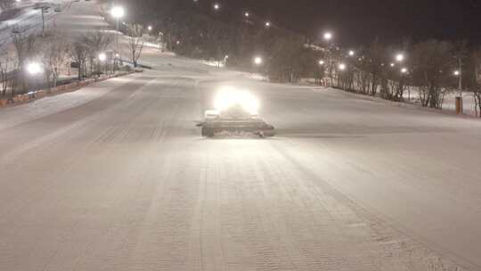 航拍吉林省长春市庙香山滑雪场压雪车工作