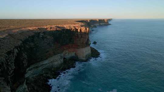 南澳大利亚海洋旁纳拉伯悬崖的航拍照片。