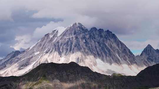 川西雅拉雪山壮观大气自然风光航拍