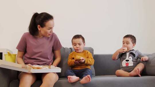 妈妈给她的孩子零食