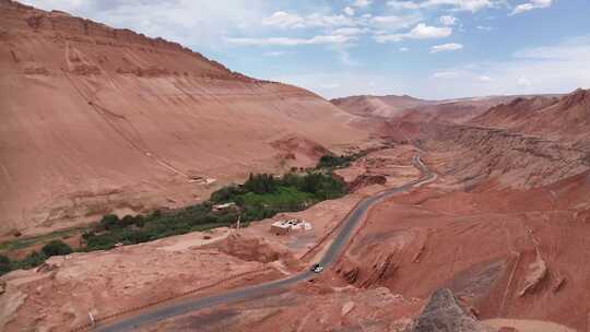 新疆吐鲁番火焰山木头沟河谷公路旅行风光