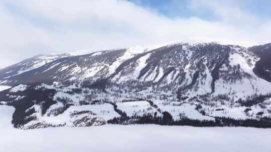 航拍新疆冬季喀纳斯湖雪景雪山森林冰河晨雾