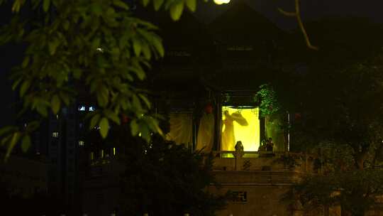 夜晚阁楼里表演戏曲古代女子跳舞