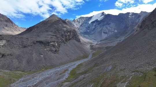 航拍攀登岷山山脉主峰雪宝顶的登山大本营