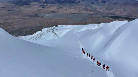 航拍冰川之父慕士塔格峰雪山冰川上的登山队