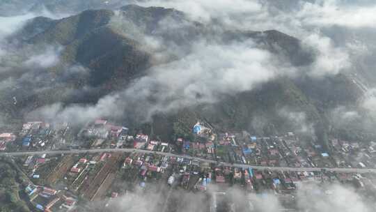 航拍千山山谷云雾村庄