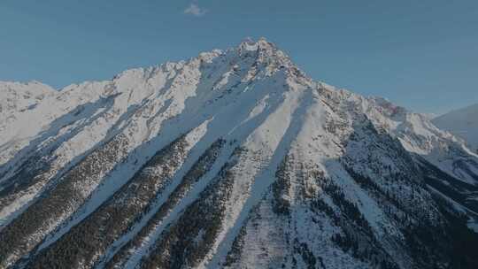 航拍西藏昌都然乌湖旁的雪山