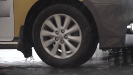 雨中前行的汽车轮胎特写