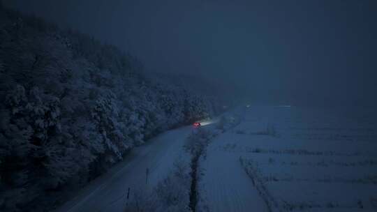 汽车行驶在冬天的林海雪原