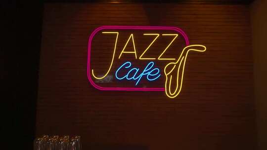 霓虹招牌JAZZ CAFE的绚丽夜景