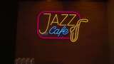 霓虹招牌JAZZ CAFE的绚丽夜景高清在线视频素材下载