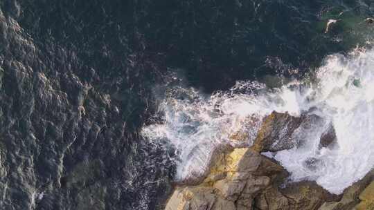 海浪拍打岸边视频素材模板下载