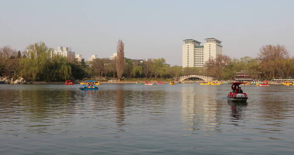 延时北京紫竹院公园湖面上的游船