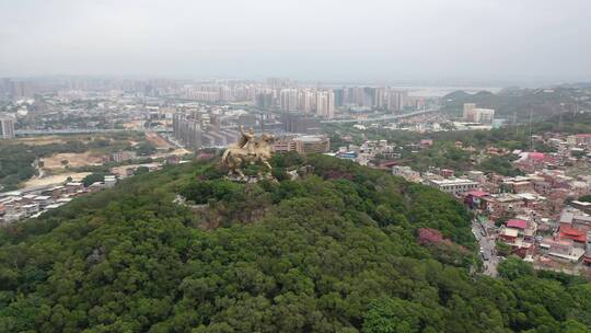 泉州郑成功雕像航拍丰泽区大坪山看市区阴天