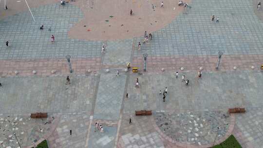 航拍城市广场上空地散步的市民