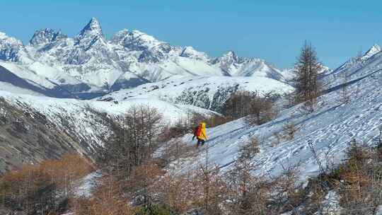 实拍登雪山画面