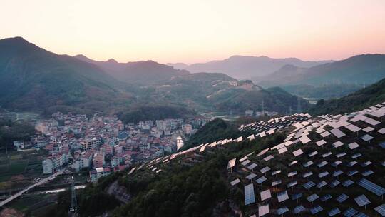 航拍山上光伏太阳能电池板